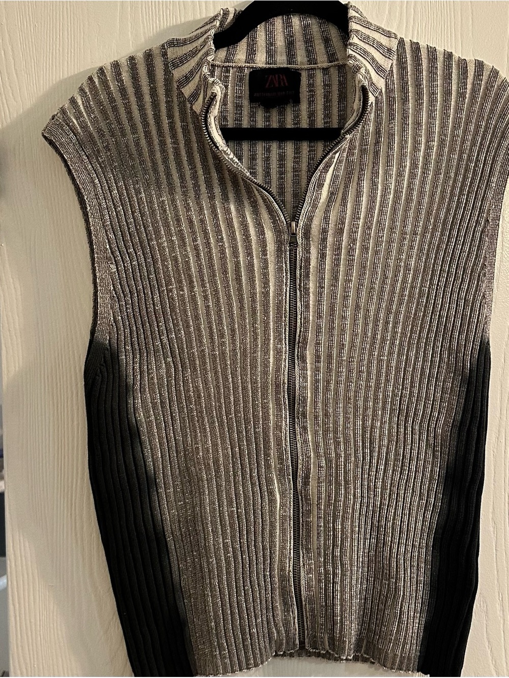 Zara Men Ribbed Zip-Up Vest in Silver and Black